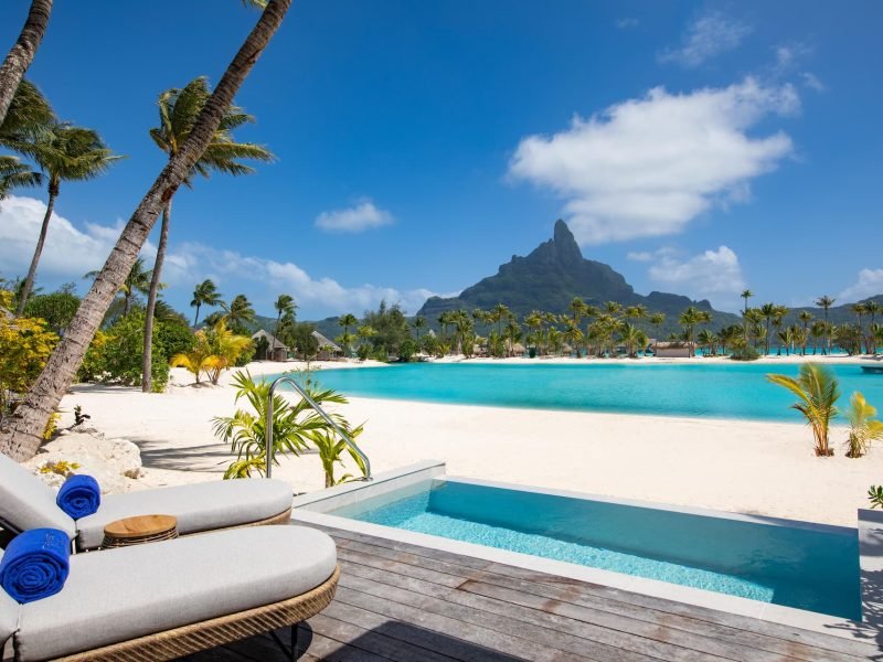 Hôtel Westin Bora Bora resort & Spa 5* - terrasse d'un bungalow plage avec piscine avec vue lagon et mont otemanu