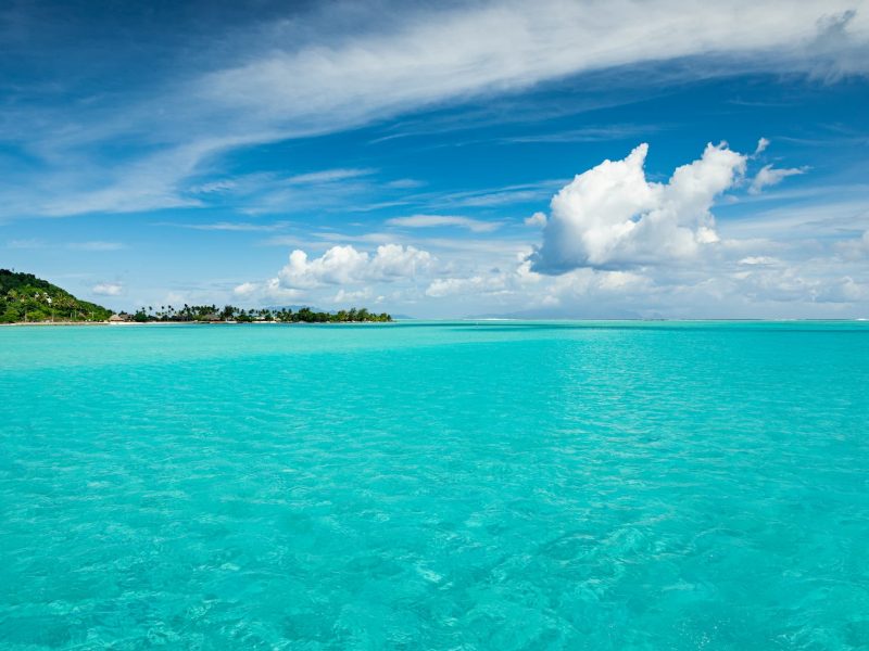 Bora Bora : vue sur le lagon turquoise et motus en arrière plan.