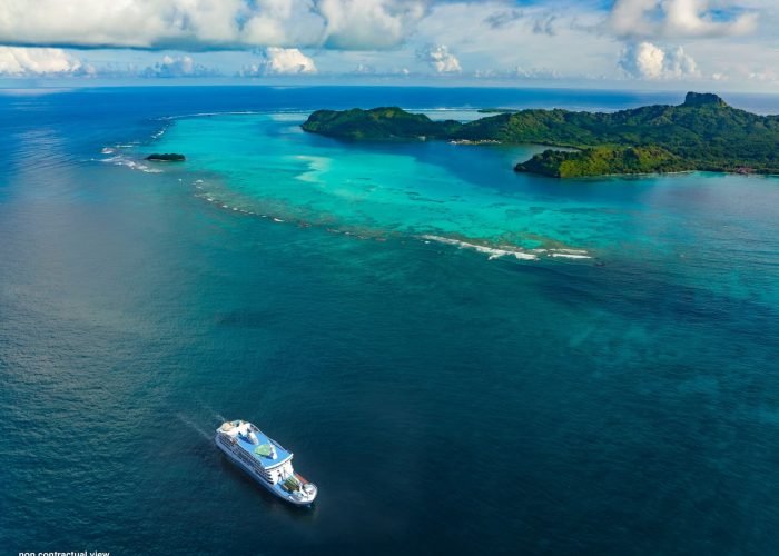 croisière Aranoa Polynésie - vue aérienne du bateau sur le lagon - photo de synthèse