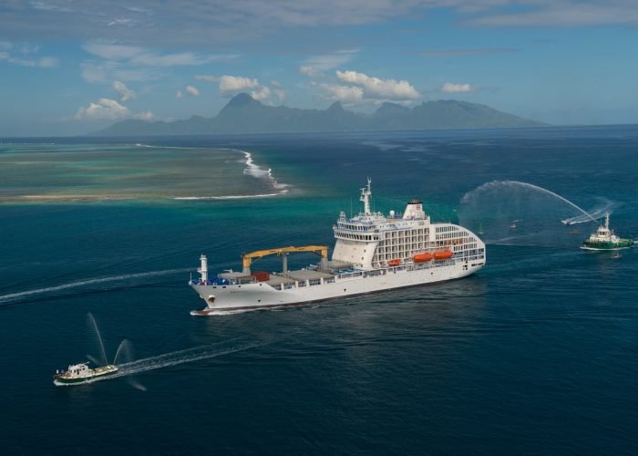 subtiles-tahiti-croisiere-aranui-5-10©aranui Croisière Aranui V - Vue aérienne générale sur le cargo mixte aux abords de Tahiti.