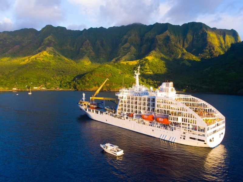 vue aérienne du cargo-mixte Aranui V aux îles marquises