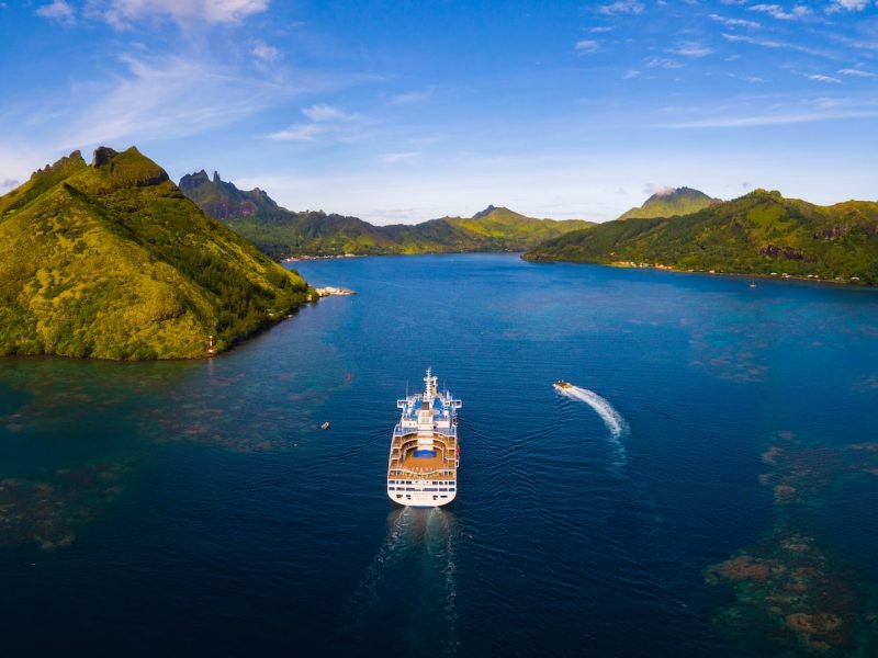 cargo mixte Aranui arrivant sur les terres des Australes.