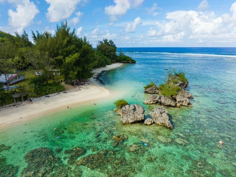 vue aérienne sur l plage et le lagon de Rurutu aux Australes.