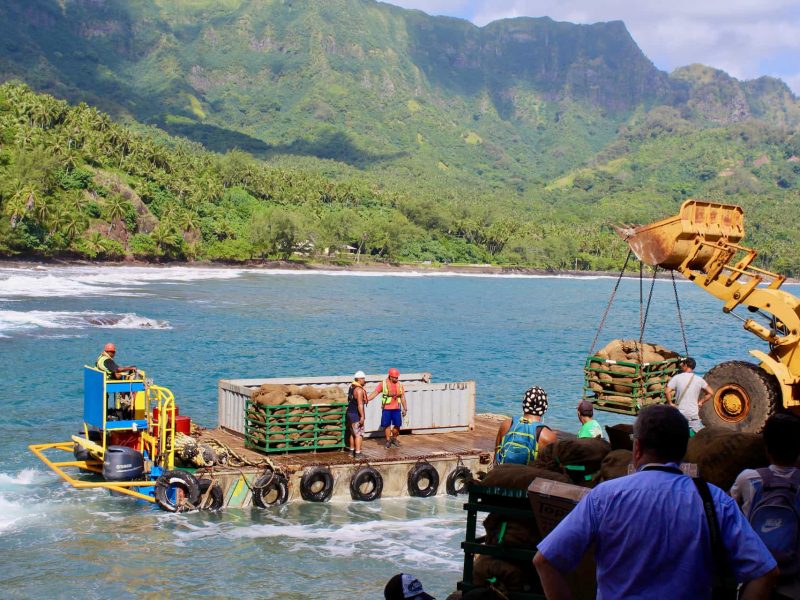 Croisière Aranui V aux îles Marquises. Déchargement du frêt.