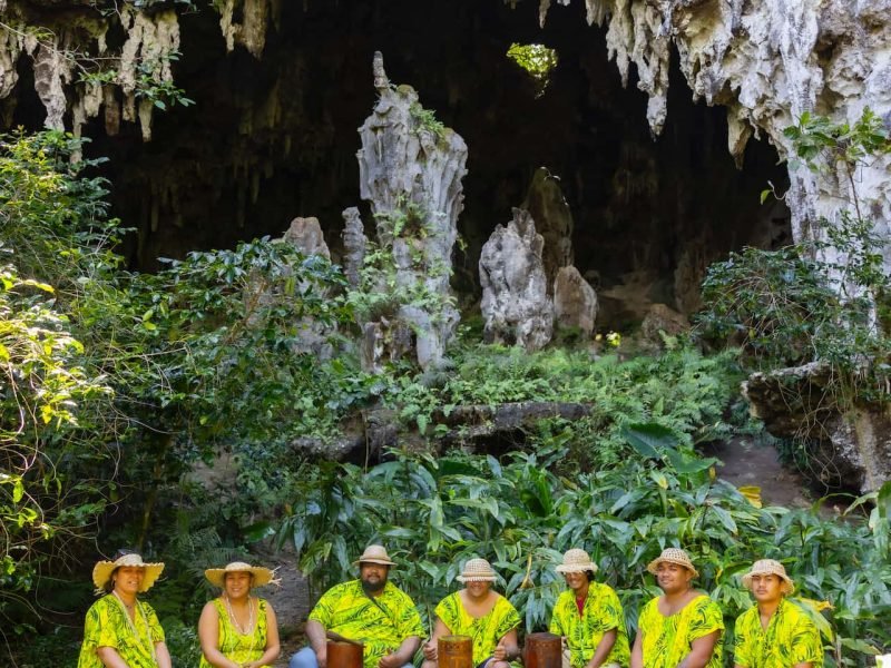 croisière aranui 5 aux australes - grotte avec troupe de musiciens devant.