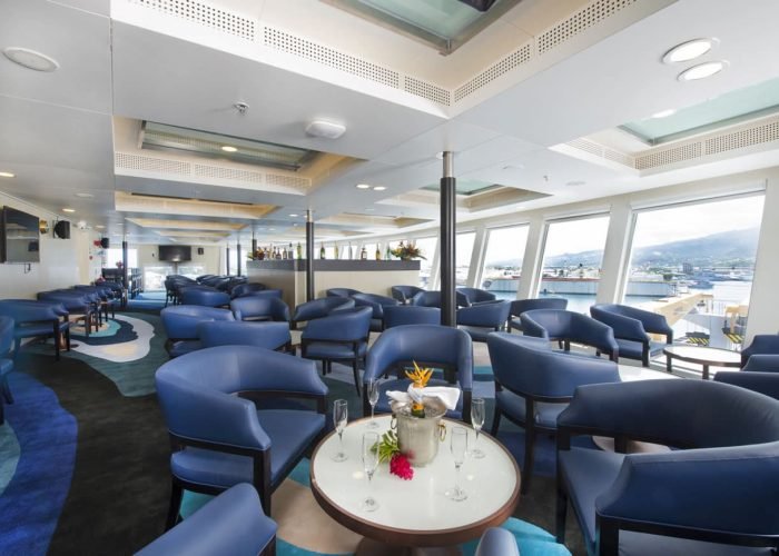 subtiles-tahiti-croisiere-aranui-5-8©aranui Croisière Aranui V - Salle du Sky Bar, avec fauteuil en cuir.