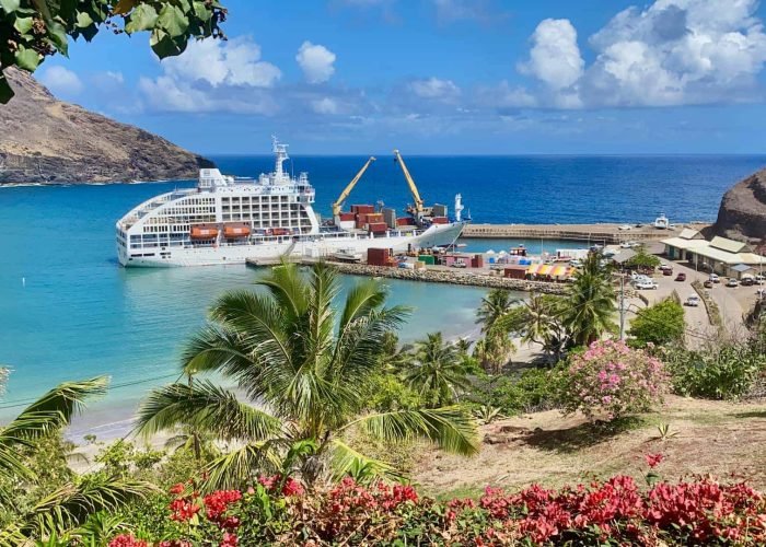 vue en hauteur du cargot mixte Aranui 5 à quai dans la baie de Ua Pou