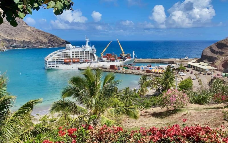 vue en hauteur du cargot mixte Aranui 5 à quai dans la baie de Ua Pou
