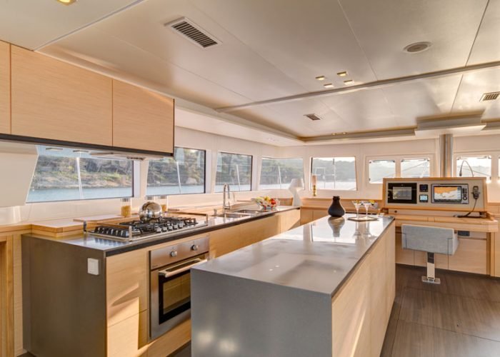 subtiles-tahiti-croisiere-catamaran-dream-yacht-charter-11©dream-yacht-charter Croisière Dream Yacht Charter. Intérieur d'un catamaran Lagoon 620, coin cuisine et poste de pilotage.