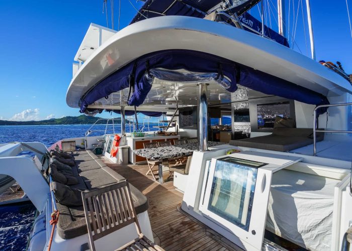 Croisière Dream Yacht Charter Arrière extérieur d'un catamaran Lagoon 620.