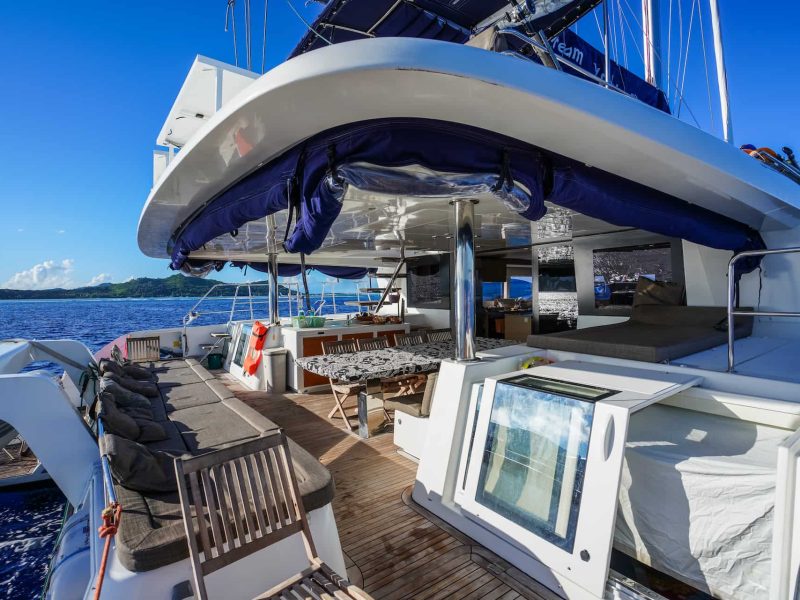 Croisière Dream Yacht Charter Arrière extérieur d'un catamaran Lagoon 620.