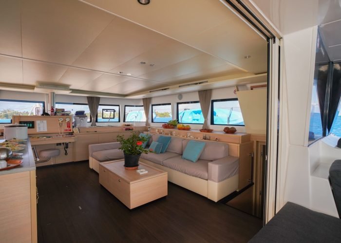 subtiles-tahiti-croisiere-catamaran-dream-yacht-charter-13©dream-yacht-charter Croisière Dream Yacht Charter - coin salon / cuisine d'un catamaran Lagoon 620.