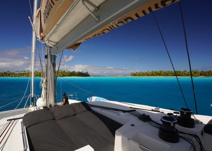subtiles-tahiti-croisiere-catamaran-dream-yacht-charter-16©dream-yacht-charter Croisière Dream Yacht Charter - Proue d'un catamaran Lagoon 620 dans un lagon turquoise en Polynésie française.
