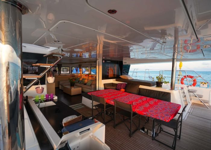 subtiles-tahiti-croisiere-catamaran-dream-yacht-charter-17©dream-yacht-charter Croisière Dream Yacht Charter - Terrasse extérieure à la poupe d'un catamaran Lagoon 620.