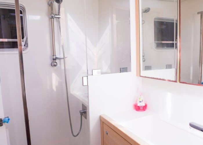 Croisière Dream Yacht Charter - Salle de bain d'un cabine dans un catamaran Lagoon 620.