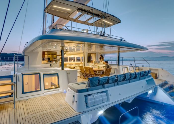 subtiles-tahiti-croisiere-catamaran-dream-yacht-charter-3©dream-yacht-charter Croisière Dream Yacht Charter - vue extérieure de l'arrière d'un catamaran Lagoon 620