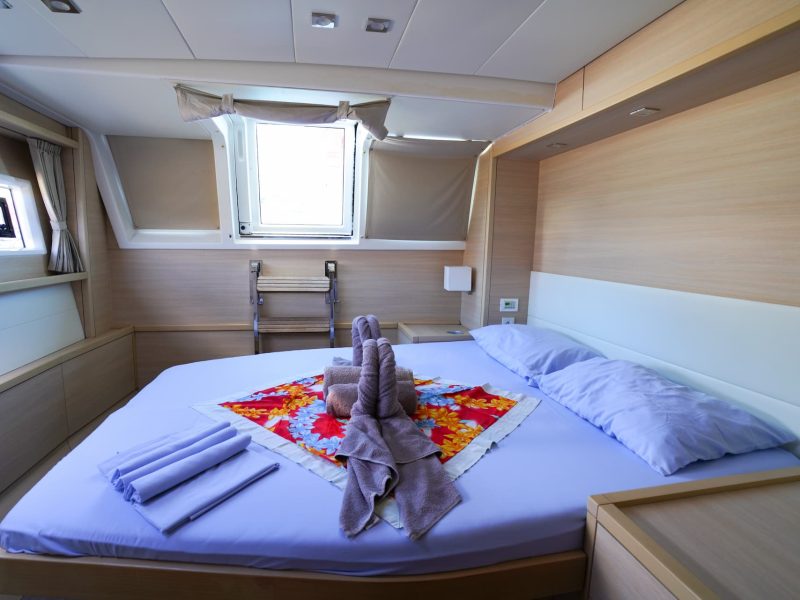 Croisière Dream Yacht Charter. Vue de l'intérieur d'une cabine dans un catamaran Lagoon 620