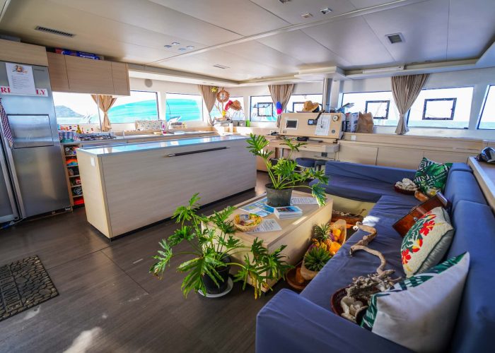 Croisière Dream Yacht Charter. Vue de l'intérieur d'un catamaran Lagoon 620, salon et cuisine.