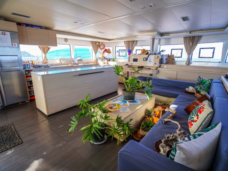 Croisière Dream Yacht Charter. Vue de l'intérieur d'un catamaran Lagoon 620, salon et cuisine.