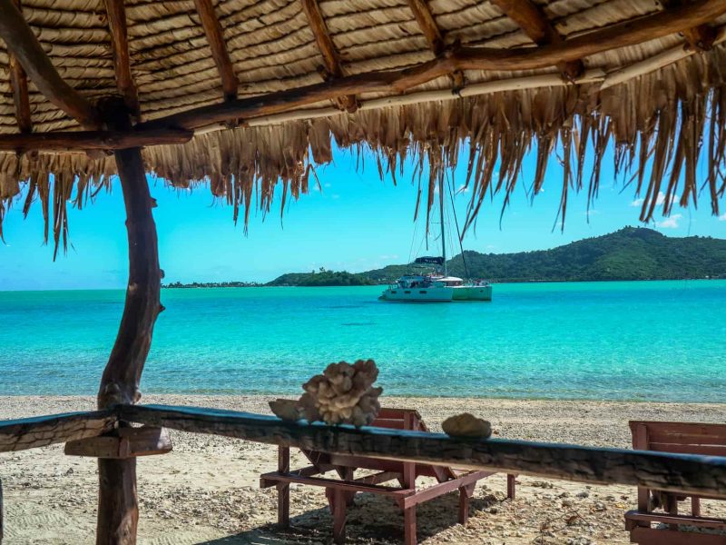 Croisière Dream Yacht Charter - vue depuis la plage sur à lagon 620 sur le le lagon. Montagne en arrière plan.