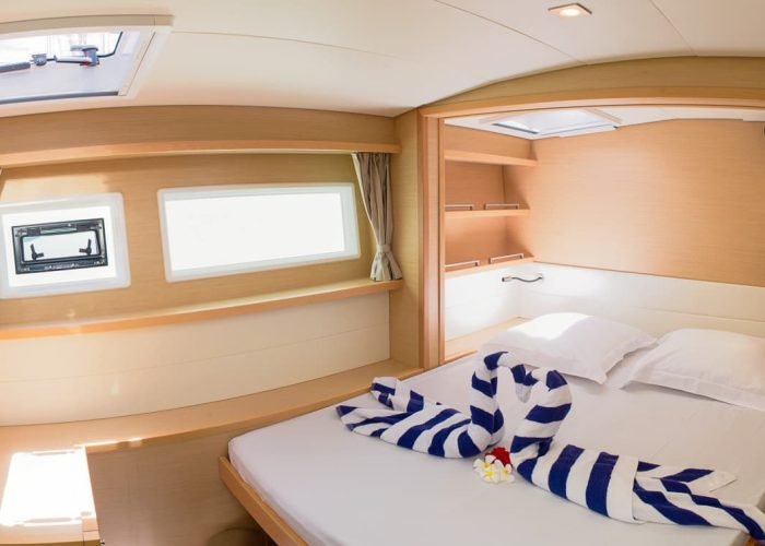 subtiles-tahiti-croisiere-catamaran-tahiti-yacht-charter-10©patrick-lefebvre Croisière privée Tahiti Yacht Charter - intérieur d'une cabine d'un catamaran Lagoon 52 Solea.