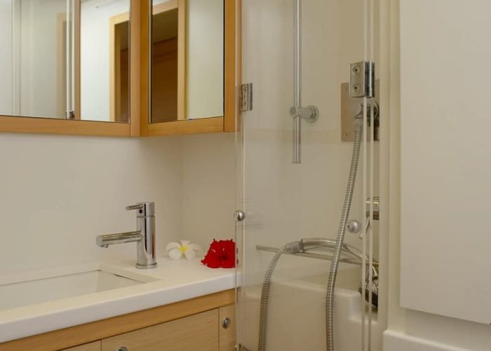 subtiles-tahiti-croisiere-catamaran-tahiti-yacht-charter-11©patrick-lefebvre Croisière privée Tahiti Yacht Charter - salle de bain dans une cabine d'un catamaran Lagoon 52 Solea.