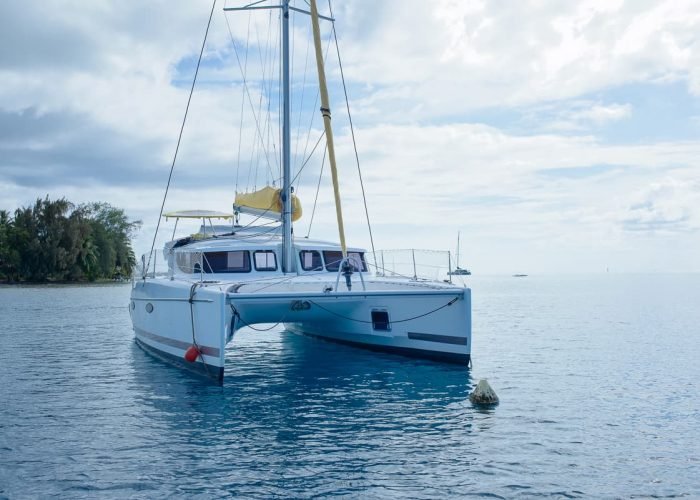 subtiles-tahiti-croisiere-catamaran-tahiti-yacht-charter-12©patrick-lefebvre Croisière privée Tahiti Yacht Charter - vue depuis le lagon d’un catamaran Mahe 36 Vana.