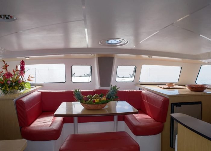 subtiles-tahiti-croisiere-catamaran-tahiti-yacht-charter-14©patrick-lefebvre Croisière privée Tahiti Yacht Charter - coin salle à manger d’un catamaran Mahe 36 Vana.