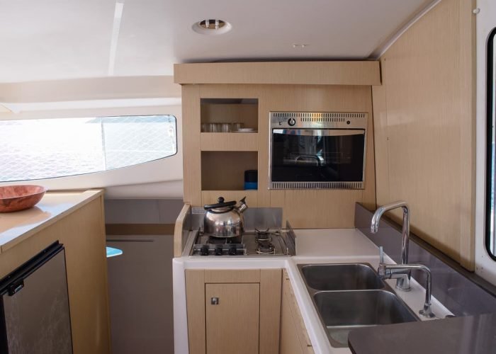 subtiles-tahiti-croisiere-catamaran-tahiti-yacht-charter-15©patrick-lefebvre Croisière privée Tahiti Yacht Charter - coin cuisine d’un catamaran Mahe 36 Vana.