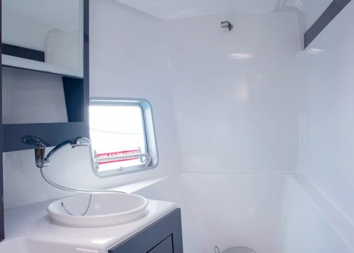 subtiles-tahiti-croisiere-catamaran-tahiti-yacht-charter-17©patrick-lefebvre Croisière privée Tahiti Yacht Charter - salle de bain d'une cabine d’un catamaran Mahe 36 Vana.