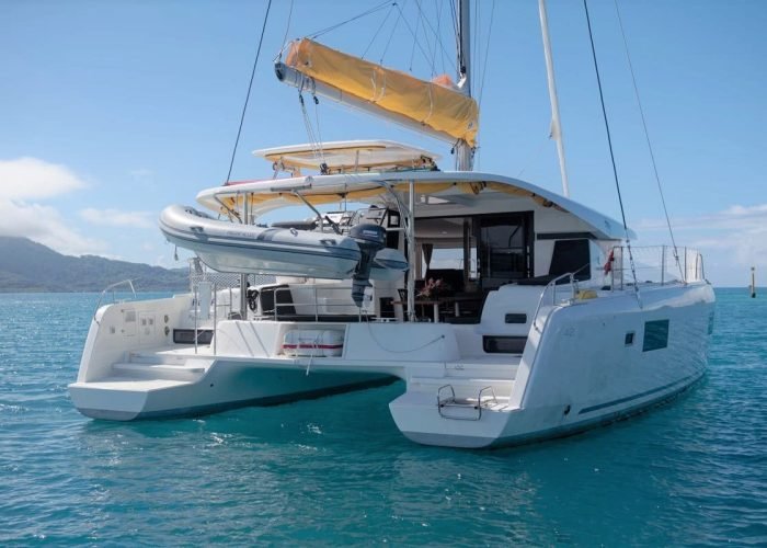 Arrière d'un catamaran Lagoon 42 - Croisière privative Tahiti yacht Charter