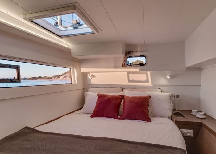 Croisière privative avec Tahiti Yacht Charter : intérieur d'une cabine dans un catamaran Lagoon 40.