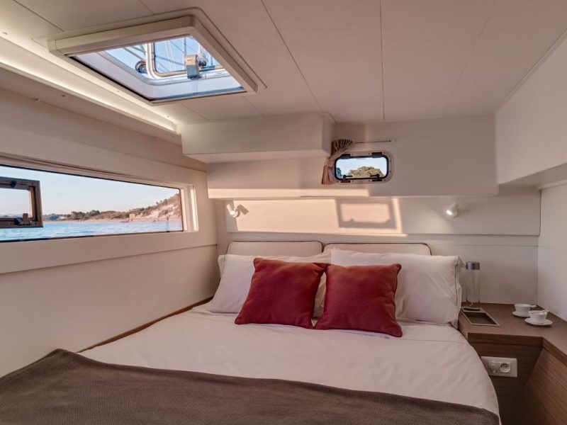 Croisière privative avec Tahiti Yacht Charter : intérieur d'une cabine dans un catamaran Lagoon 40.