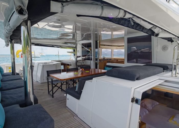 subtiles-tahiti-croisiere-catamaran-tahiti-yacht-charter-1©patrick-lefebvre Croisière privée Tahiti Yacht Charter - terrasse extérieur à la poupe d'un catamaran, Lagoon 560 Diva.
