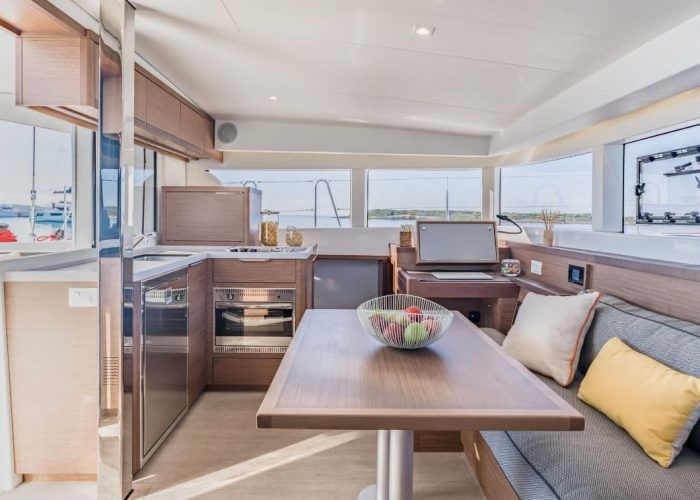 Croisière privative avec Tahiti Yacht Charter : intérieur d'un catamaran Lagoon 40, coin cuisine.