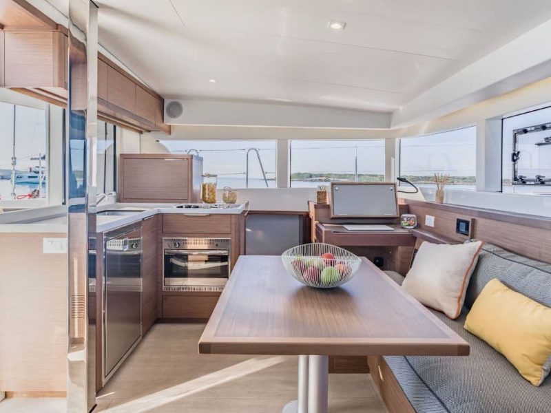 Croisière privative avec Tahiti Yacht Charter : intérieur d'un catamaran Lagoon 40, coin cuisine.