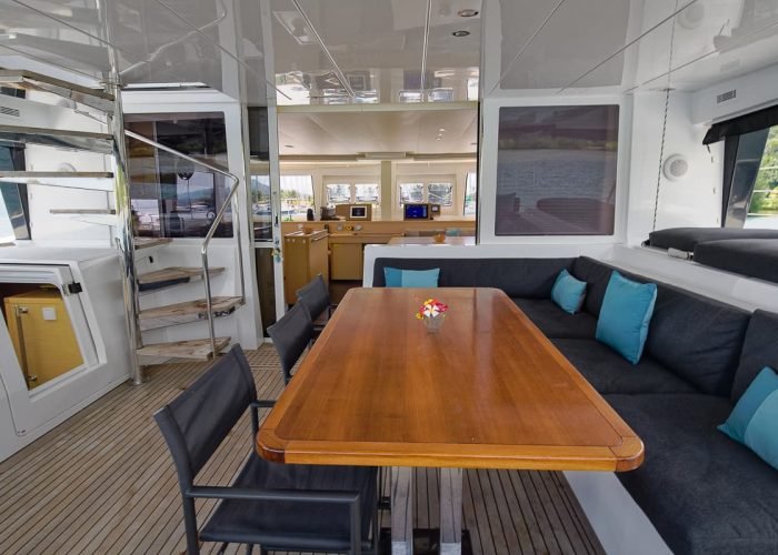 subtiles-tahiti-croisiere-catamaran-tahiti-yacht-charter-2©patrick-lefebvre Croisière privée Tahiti Yacht Charter - espace salle à manger d'un catamaran, Lagoon 560 Diva.