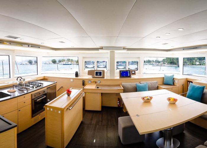 subtiles-tahiti-croisiere-catamaran-tahiti-yacht-charter-3©patrick-lefebvre Croisière privée Tahiti Yacht Charter - espace cuisine et salle à manger d'un catamaran, Lagoon 560 Diva.