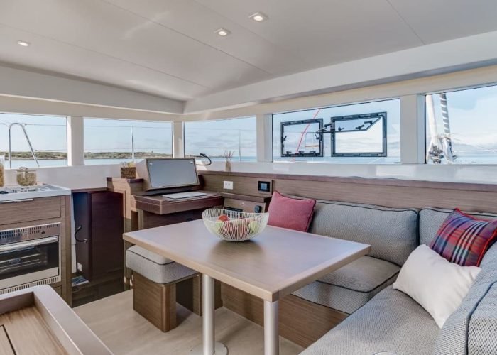 subtiles-tahiti-croisiere-catamaran-tahiti-yacht-charter-5©nicolas-claris Croisière privée Tahiti Yacht Charter - coin salle à manger d'un catamaran Lagoon 40.