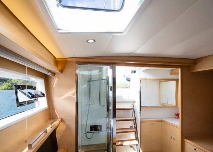 subtiles-tahiti-croisiere-catamaran-tahiti-yacht-charter-5©patrick-lefebvre Croisière privée Tahiti Yacht Charter - salle de bain et dressing en cabine d'un catamaran Lagoon 560 Diva.