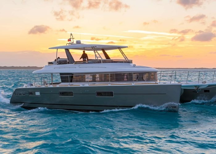 Tahiti yacht charter - Lagoon 630 Allegra au coucher de soleil