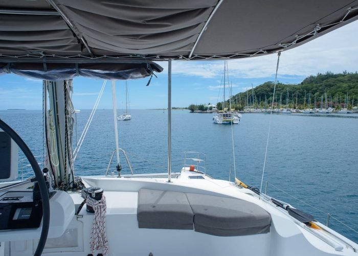 subtiles-tahiti-croisiere-catamaran-tahiti-yacht-charter-9©patrick-lefebvre Croisière privée Tahiti Yacht Charter - vue sur le lagon depuis la poupe d'un catamaran Lagoon 52 Solea.
