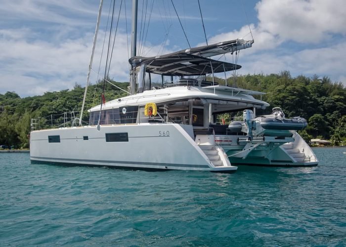 subtiles-tahiti-croisiere-catamaran-tahiti-yacht-charter©patrick-lefebvre Croisière privée Tahiti Yacht Charter - vue depuis le lagon d'un catamaran, Lagoon 560 Diva.