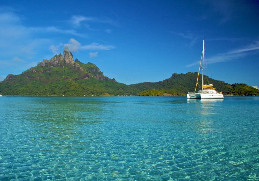 Catamaran Lagoon 380 de Tahiti Yacht Charter sur le lagon de Bora Bora avec vue sur la montagne - Croisière privative