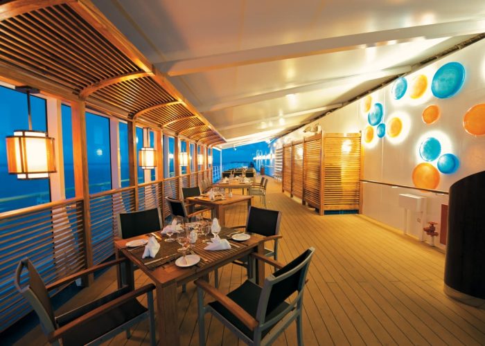 Croisière Paul Gauguin – Ponant. Extérieur du restaurant Le Grill avec vue sur l'océan.