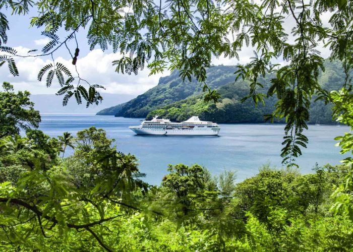Croisière Paul Gauguin – Ponant - vue du paquebot dans la bai à Huahine.