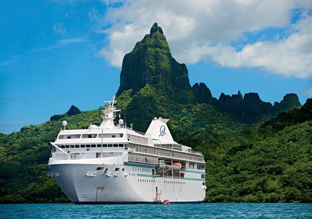 Paquebot Paul Gauguin et vue Mont Mouaroa à Moorea en arrière plan