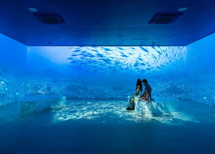 couple découvrant l'éco musée de Moorea : Te Fare Natura