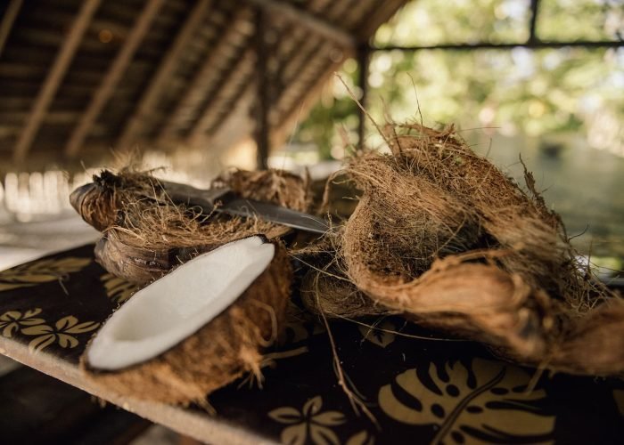 coco coupé en deux pour la fabrication du coprah en Polynésie