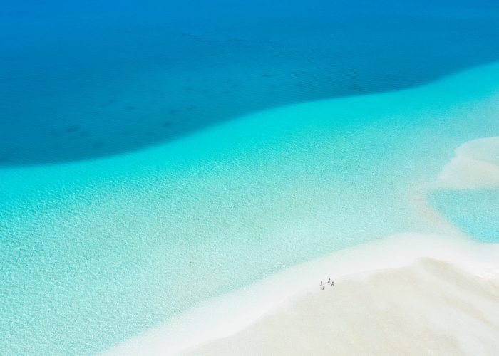 Vue aérienne du lagon de Fakarava avec nuances de bleu.